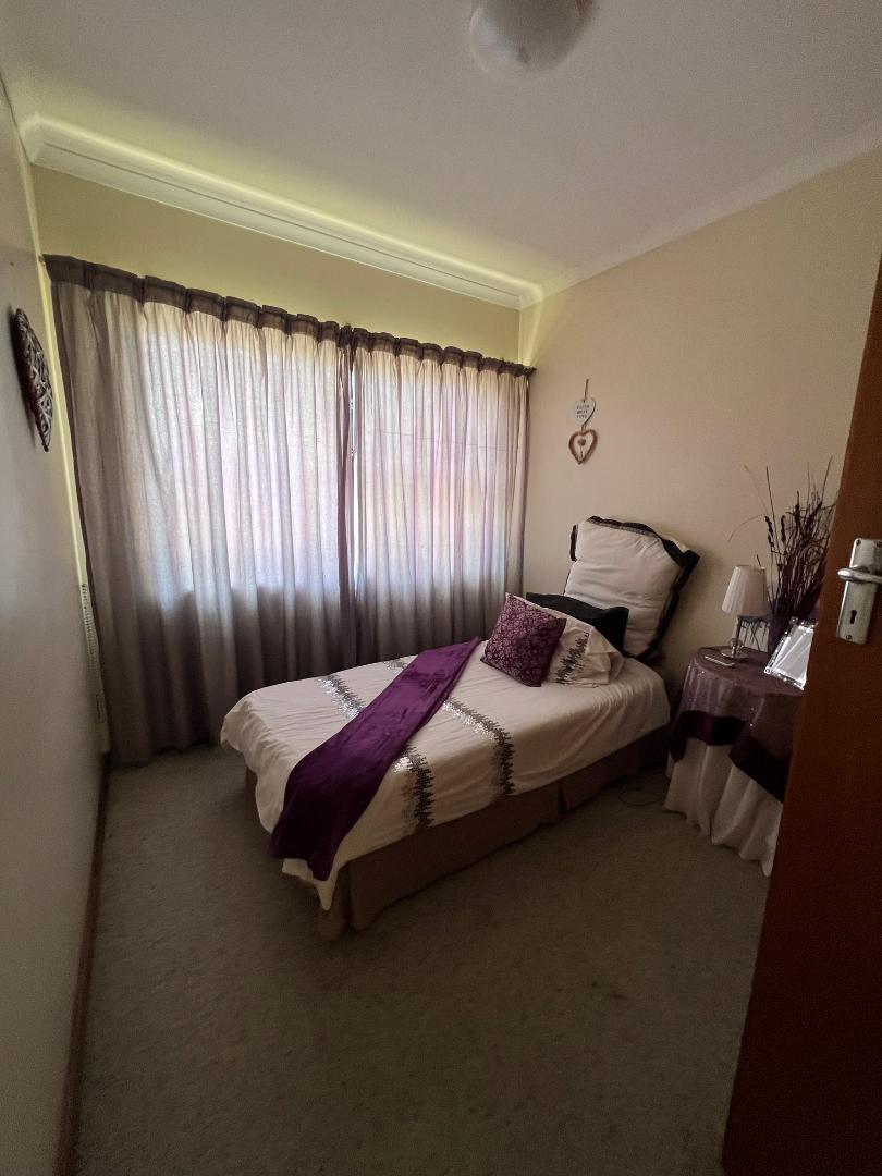 To Let 4 Bedroom Property for Rent in Rowallan Park Eastern Cape